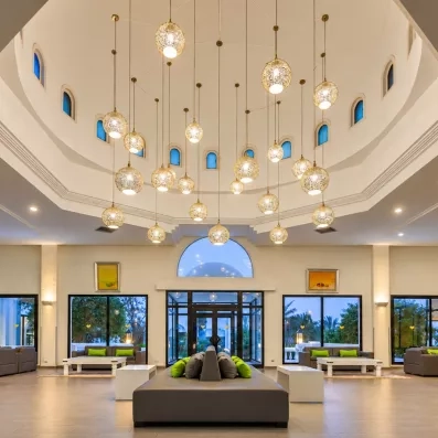 Lobby spacieux et luminaires orientaux suspendus au Djerba Aqua Resort Tunisie