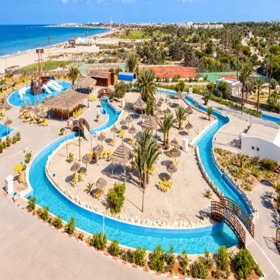 Vue aérienne du parc aquatique, rivière synthétique et piscine pour enfants de l'hôtel Djerba Aqua Resort