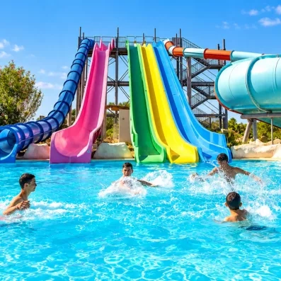 Grands toboggans aquatiques colorés du parc aquatique à l'hôtel Djerba Aqua Resort