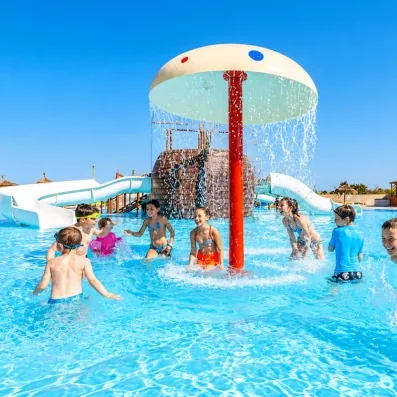 Espace jeux d'eau et champignon arroseur pour enfants à l'hôtel Djerba Aqua Resort