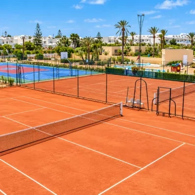 Courts de tennis en terre battue et terrains de sport de l'hôtel Djerba Aqua Resort