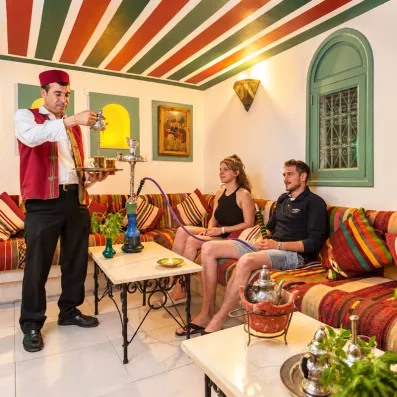 Salon maure traditionnel et service de thé à la menthe au Djerba Aqua Resort