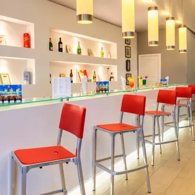 Comptoir du bar et cocktails colorés à l'hôtel Djerba Aqua Resort Djerba