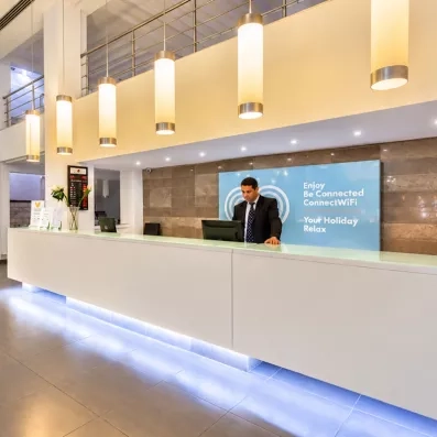 Réception moderne et comptoir d'accueil de l'hôtel Djerba Aqua Resort en Tunisie