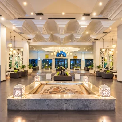 Grand hall d'accueil avec fontaine centrale et mosaïque traditionnelle à l'hôtel Djerba Aqua Resort