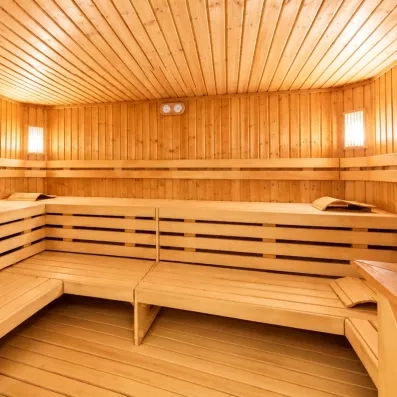 Sauna traditionnel en bois spacieux pour une séance de bien-être relaxante lors d'un voyage en Tunisie.