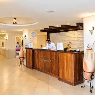 Accueil chaleureux à la réception du centre de spa et bien-être de l'hôtel Djerba Resort.