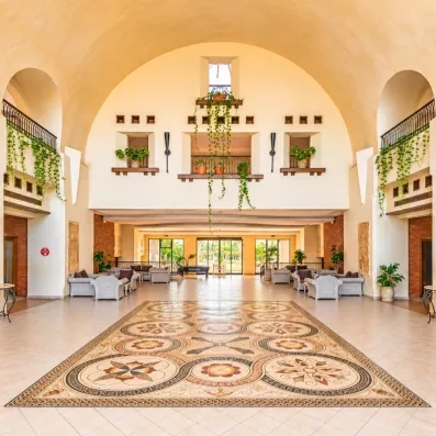 Hall d'entrée majestueux du Djerba Resort avec une immense mosaïque au sol et une architecture voûtée.