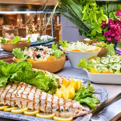 Buffet de salades fraîches et spécialités méditerranéennes décorées avec soin au restaurant de l'hôtel Djerba Resort.