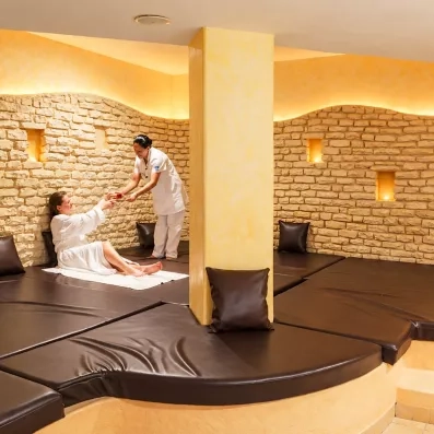 Espace de relaxation oriental avec thé traditionnel après un soin au spa du Djerba Resort.