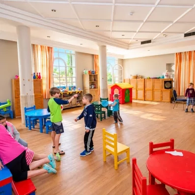 Salle de jeux spacieuse et colorée du mini-club pour les enfants au Djerba Resort.