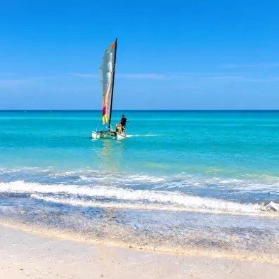 Balade en catamaran sur les eaux cristallines de la plage privée du Djerba Resort en Tunisie.
