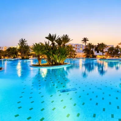 Vue sur la grande piscine de nuit  de l'hotel Djerba Resort