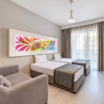 chambre avec deux lits twin et télévision ainsi qu'un tableau