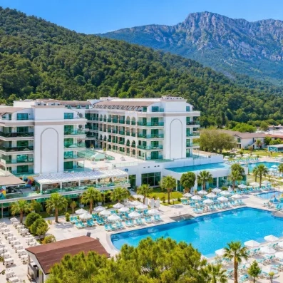 vue d'ensemble de l'hôtel avec piscine
