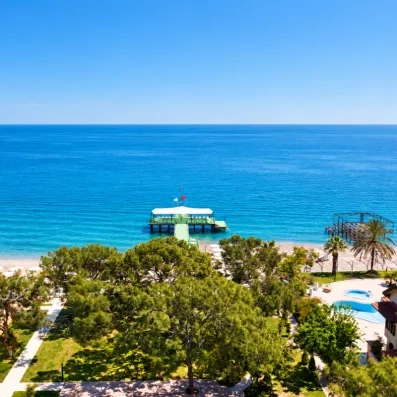 ponteau rejoignant l'hôtel à la mer et végétations
