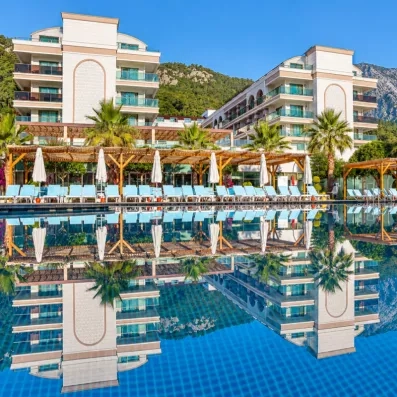 piscine avec transars et parasols en face de montagne 