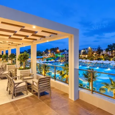 terrasse extérieur vue de nuit sur la piscine