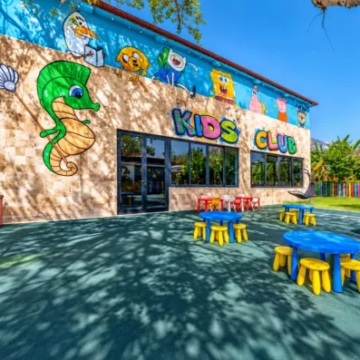aire de jeux extérieur pour enfant avec table et chaise