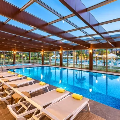 piscine intérieure avec des transats