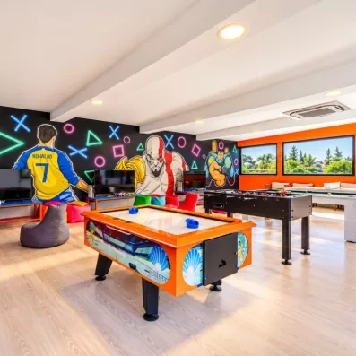salle de jeux pour les adolescents avec machines et poufs