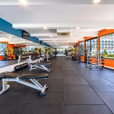 centre de fitness avec des machines de musculations