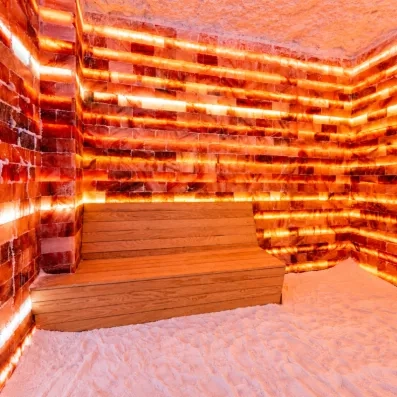 sauna en bois avec des lumières rouges