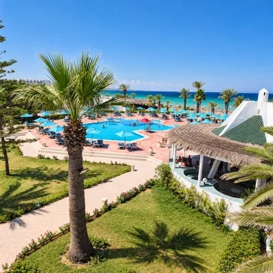 Vue aérienne du jardin, la mer et la piscine à l'hotel Helya Beach à Monastir en Tunisie