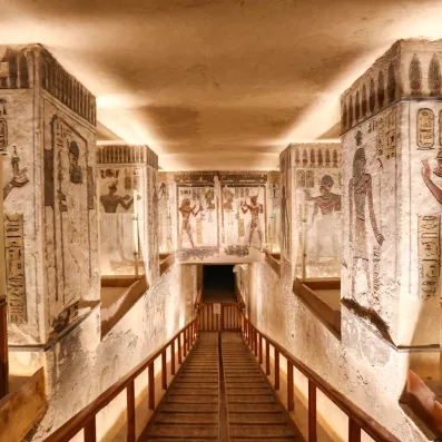 Couloir décoré de hiéroglyphes colorés dans une tombe de la Vallée des Rois, Louxor, Égypte.