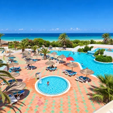Vue aérienne des piscines, de la mer, palmier de l'hotel Helya Beach à Monastir en Tunisie