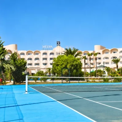 Vue sur le terrain de tennis, avec un arrière plan sur le complexe de l'hotel Helya Beach à Monastir en Tunisie