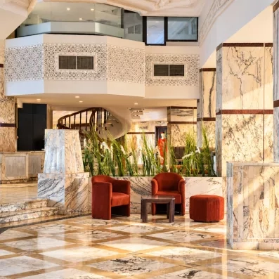 Lobby avec des fauteuils rouge, intérieur moderne à l'hotel Helya Beach à Monastir en Tunisie