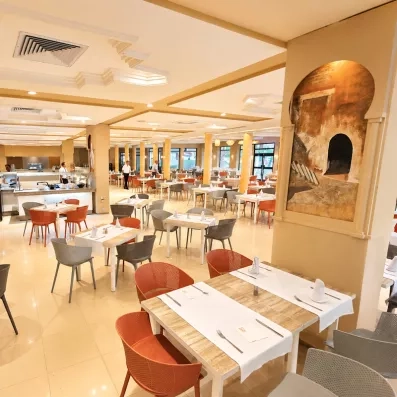 Restaurant moderne, grandes salles avec des chaises et tables à l'hotel Helya Beach à Monastir en Tunisie