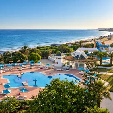 Vue aérienne de la piscine, des arbres, de la mer à l'hotel Helya Beach à Monastir en Tunisie