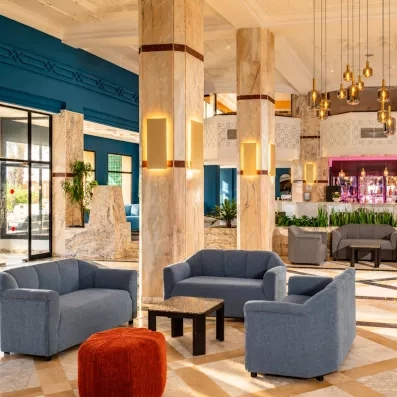 Intérieur du lobby avec des fauteuils moderne, lumineux de l'hotel Helya Beach à Monastir en Tunisie