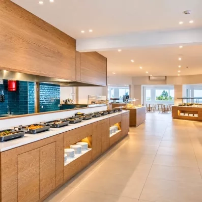Un buffet en long avec différents propositions de plats.