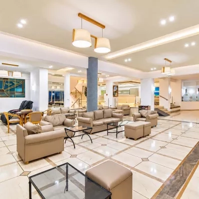 réception de l'hôtel avec des fauteuil en cuir gris et des tables basses 