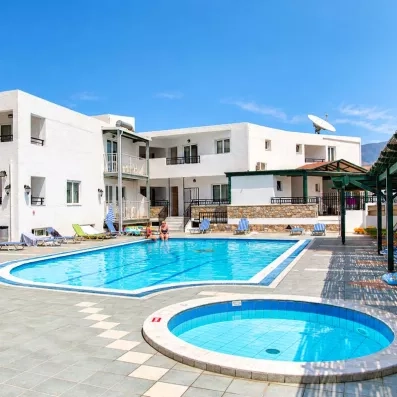Grande et petite piscine extérieur de l'hôtel, avec le bâtiment principale