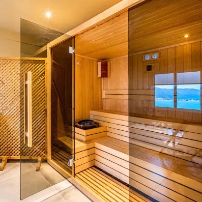 sauna dans le spa de l'hôtel avec ambiance chaleureuse 