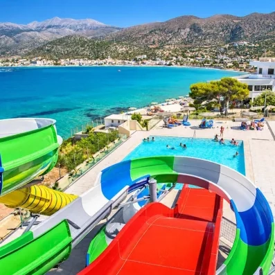 vue de haut des toboggans, la piscine, la plage et la montagne
