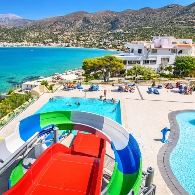 piscine avec toboggans coloré et piscine enfant, vue sur plage, été et soleil