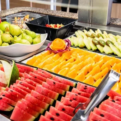 buffet de fruits contenant de la pastèque, des oranges, des poires et des pommes