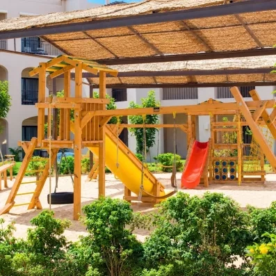 jeux extérieur dans un parc pour enfant 