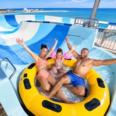 Famille sur une bouée géante au sommet d'un toboggan, vue mer au Jaz Aquamarine Égypte.