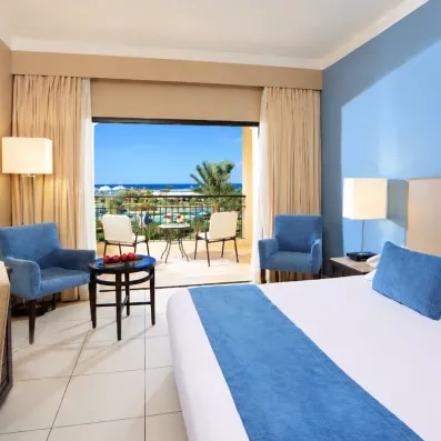 Chambre vue mer avec terrasse privée, confort luxe pour un séjour balnéaire au Jaz Aquamarine.