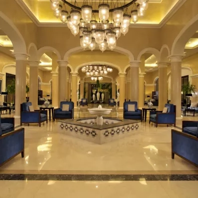 grand hall d'entrée de l'hôtel luxieux avec des canapés