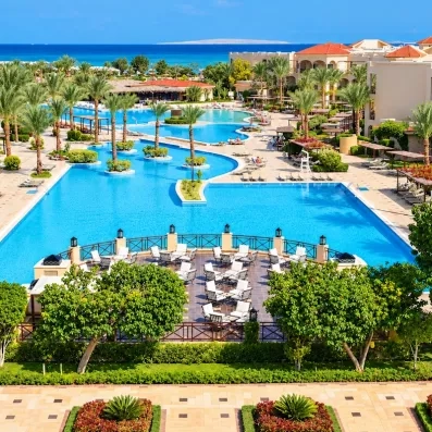 Vue panoramique sur les piscines et la Mer Rouge, complexe familial Jaz Aquamarine, Hurghada.