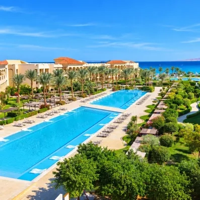 Grandes piscines extérieures et jardins tropicaux, séjour balnéaire tout compris au Jaz Aquamarine, Hurghada.