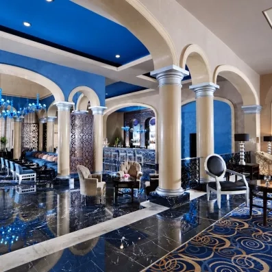 Beaux et grand salons avec des fauteuils en velours bleues