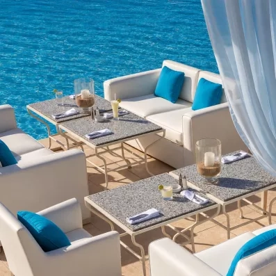 Terrasse lounge vue sur piscine turquoise Jaz Aquamarine Hurghada Égypte, cocktails, détente au bord de l'eau.